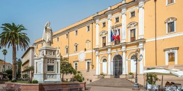 Municipio di Oristano con statua di Eleonora d'Arborea. 📷 Depositphotos