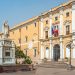 Municipio di Oristano con statua di Eleonora d'Arborea. ? Depositphotos