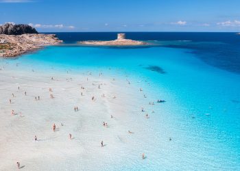 Spiaggia La Pelosa a Stintino. 📷 Depositphotos