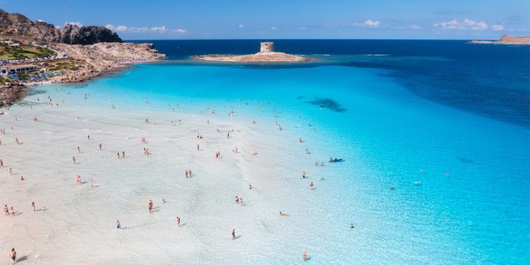 Spiaggia La Pelosa a Stintino. 📷 Depositphotos