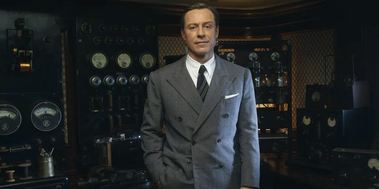 Stefano Accorsi nei panni di Guglielmo Marconi in “Marconi - L’uomo che ha connesso il mondo”