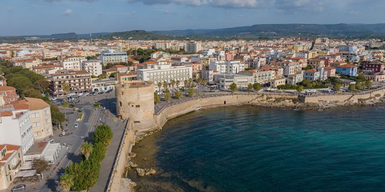 Veduta aerea del centro storico di Alghero. ? Depositphotos