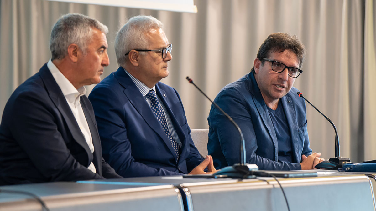 Il sindaco Mario Conoci, Sandro Campagna e Danilo Russu alla presentazione della Waterpolo Sardinia Cup 2024. 📷 Mattia Uldank