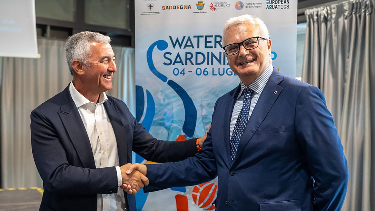 Sandro Campagna col sindaco Mario Conoci alla presentazione della Waterpolo Sardinia Cup 2024. 📷 Mattia Uldank