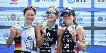 Cassandre Beaugrand, Lisa Tertsch e Beth Potter, podio femminile del World Triathlon Championship Series Cagliari 2024. 📷 Tiziano Ballabio | Fitri Media