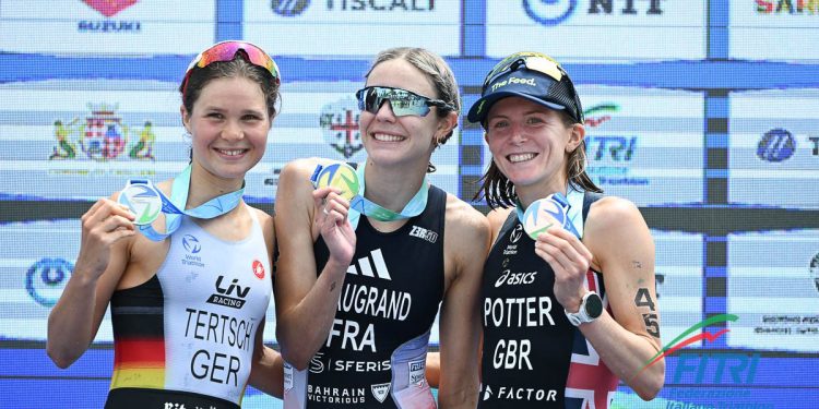 Cassandre Beaugrand, Lisa Tertsch e Beth Potter, podio femminile del World Triathlon Championship Series Cagliari 2024. ? Tiziano Ballabio | Fitri Media