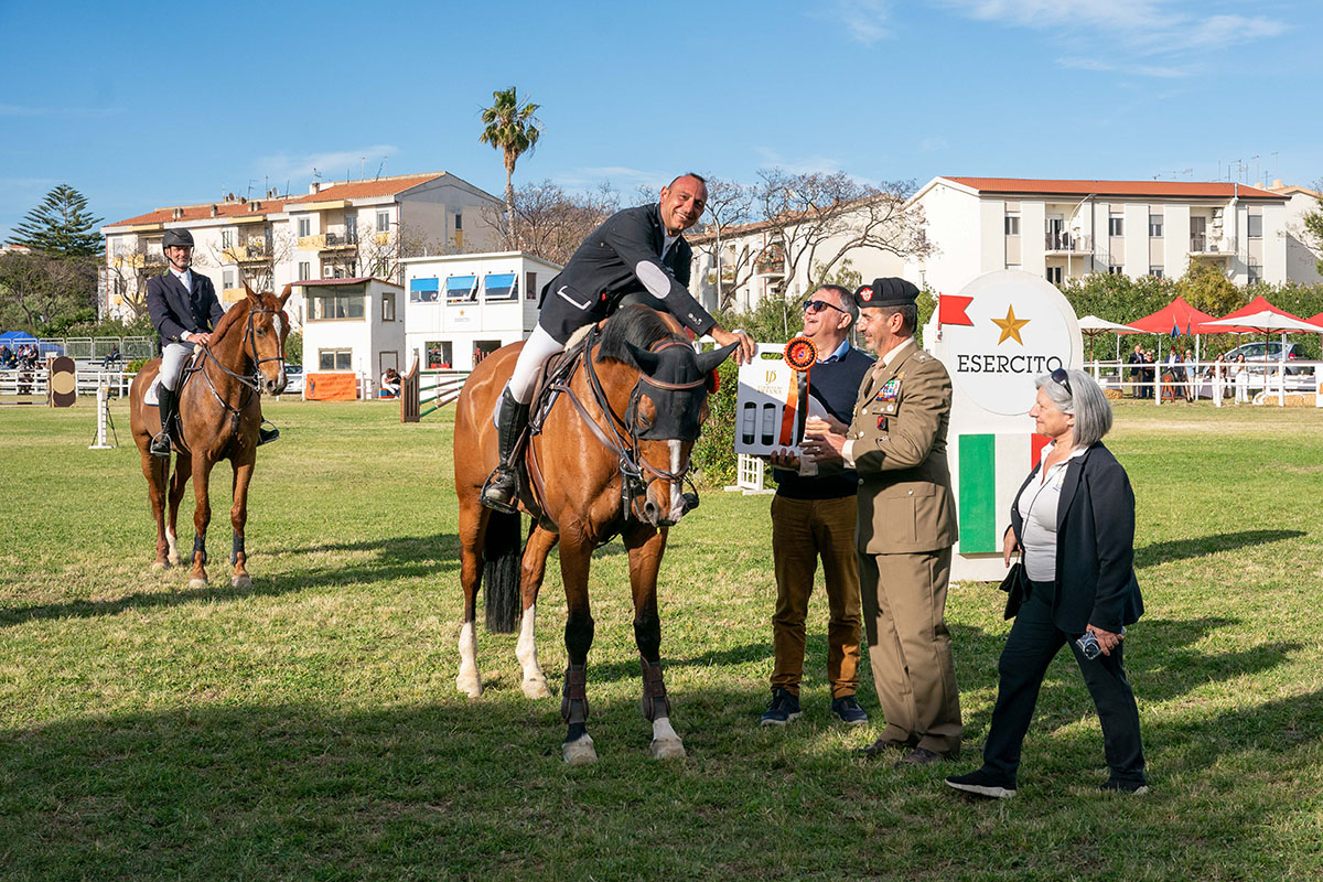 Il Generale Scanu e l’On. Comandini durante la premiazione del Concorso ippico nazionale A2* “Città di Cagliari”