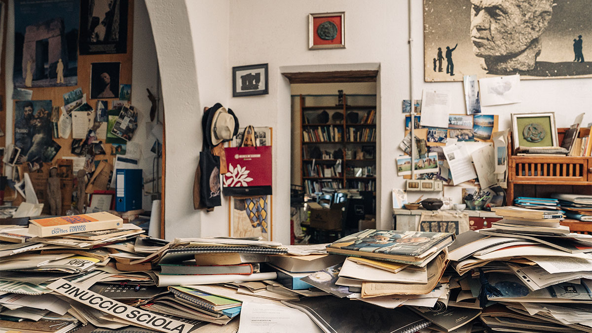 Il tavolo dell'atelier di Pinuccio Sciola. ? Ettore Cavalli