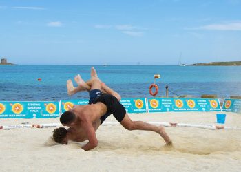 Una gara del 19° Torneo di Beach Wrestling “Sardinia”