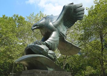 Aquila di bronzo disegnata da Albino Manca, East Coast Memorial a Manhattan, New York. ? zhukovsky | Depositphotos