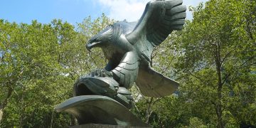 Aquila di bronzo disegnata da Albino Manca, East Coast Memorial a Manhattan, New York. ? zhukovsky | Depositphotos