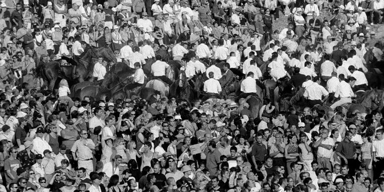 Un momento dell’Ardia, dal documentario “Intro e fora – 11 storie sarde” di Antonio Mannu