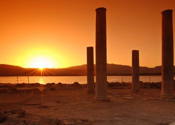 Tramonto nell'Area archeologica di Nora. Foto AdobeStock