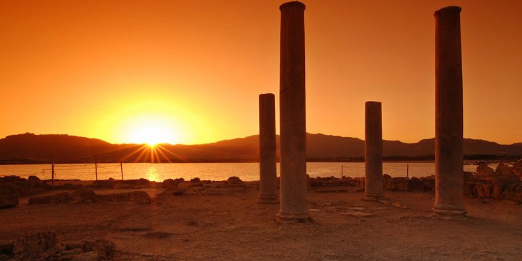 Tramonto nell'Area archeologica di Nora. Foto AdobeStock