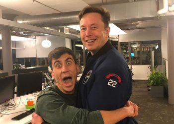 Fidias Panayiotou con Elon Musk. ? dire.it