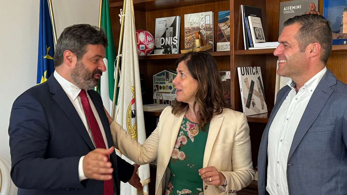 La presidente della Regione, Alessandra Todde insieme Giuseppe Mascia, sindaco di Sassari, e Raimondo Cacciotto, sindaco di Alghero