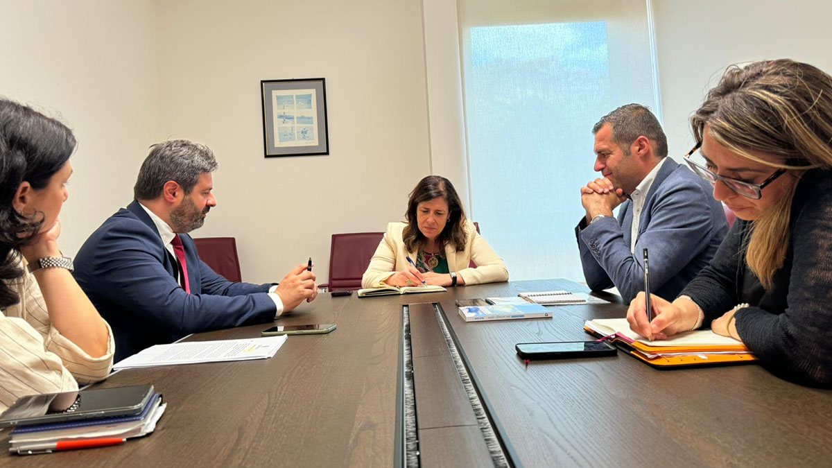 La presidente della Regione, Alessandra Todde insieme Giuseppe Mascia, sindaco di Sassari, e Raimondo Cacciotto, sindaco di Alghero