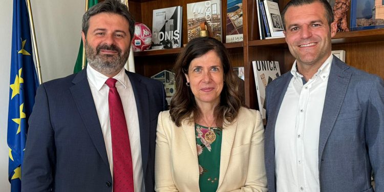 La presidente della Regione, Alessandra Todde insieme Giuseppe Mascia, sindaco di Sassari, e Raimondo Cacciotto, sindaco di Alghero