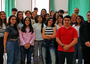 Gli studenti della 3ª B del Liceo Azuni Gli studenti della 3B del Liceo Azuni col Dirigente Scolastico Antonio Deroma e la docente Donatella Sechi
