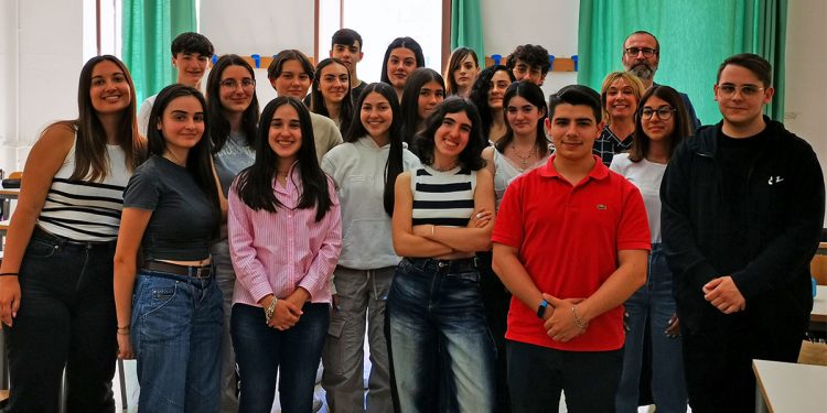 Gli studenti della 3ª B del Liceo Azuni Gli studenti della 3B del Liceo Azuni col Dirigente Scolastico Antonio Deroma e la docente Donatella Sechi