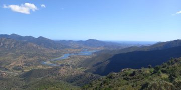 Il Rio Posada e il Lago di Torpè visti dal territorio di Lodè. ? Facebook Parco di Tepilora
