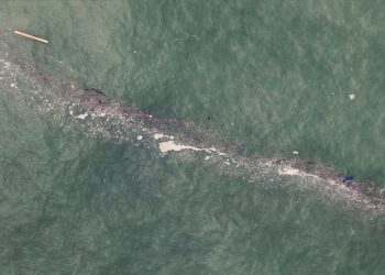 Immagine aerea di un cumulo di rifiuti nel Golfo di Biscaglia in Spagna. ? Rivages Pro Tech, Suez Eau France | ESA