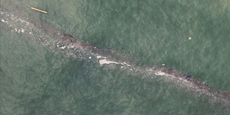 Immagine aerea di un cumulo di rifiuti nel Golfo di Biscaglia in Spagna. ? Rivages Pro Tech, Suez Eau France | ESA