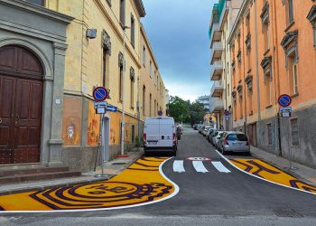 L'ingresso del Liceo Figari di Sassari abbellito dagli studenti