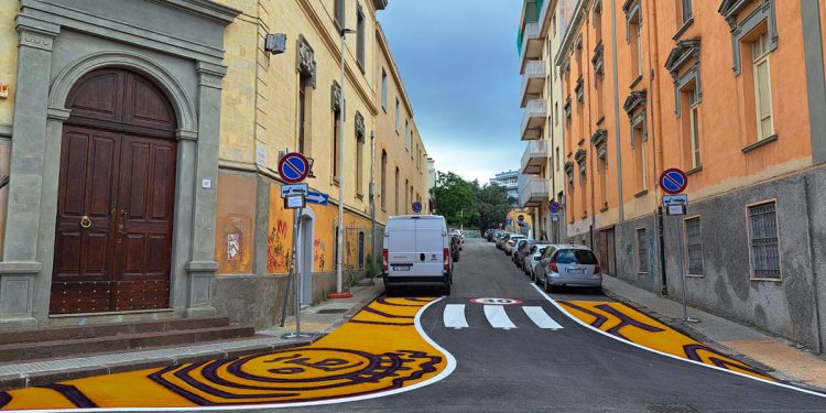 L'ingresso del Liceo Figari di Sassari abbellito dagli studenti