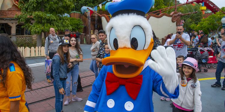 Paperino a Disneyland. ? Depositphotos