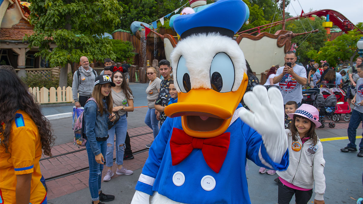 Paperino a Disneyland. ? Depositphotos