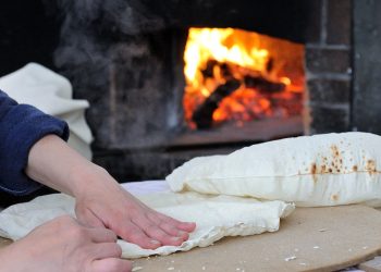 Preparazione del pane carasau. 📷 Depositphotos