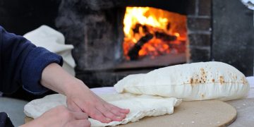Preparazione del pane carasau. 📷 Depositphotos