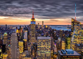 Skyline di New York al tramonto. ? Depositphotos