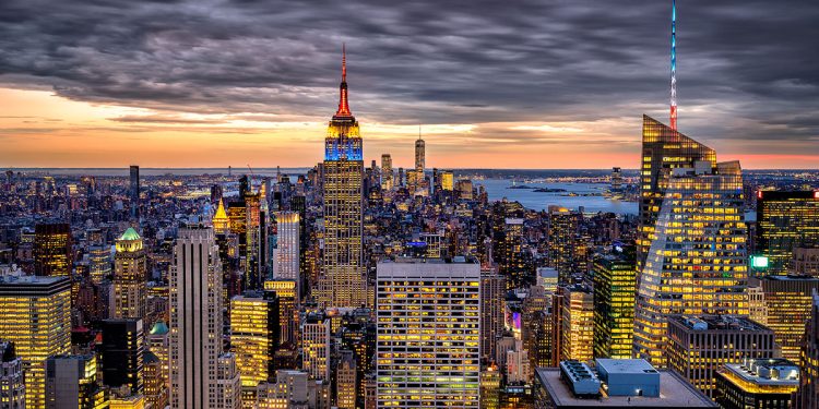 Skyline di New York al tramonto. ? Depositphotos