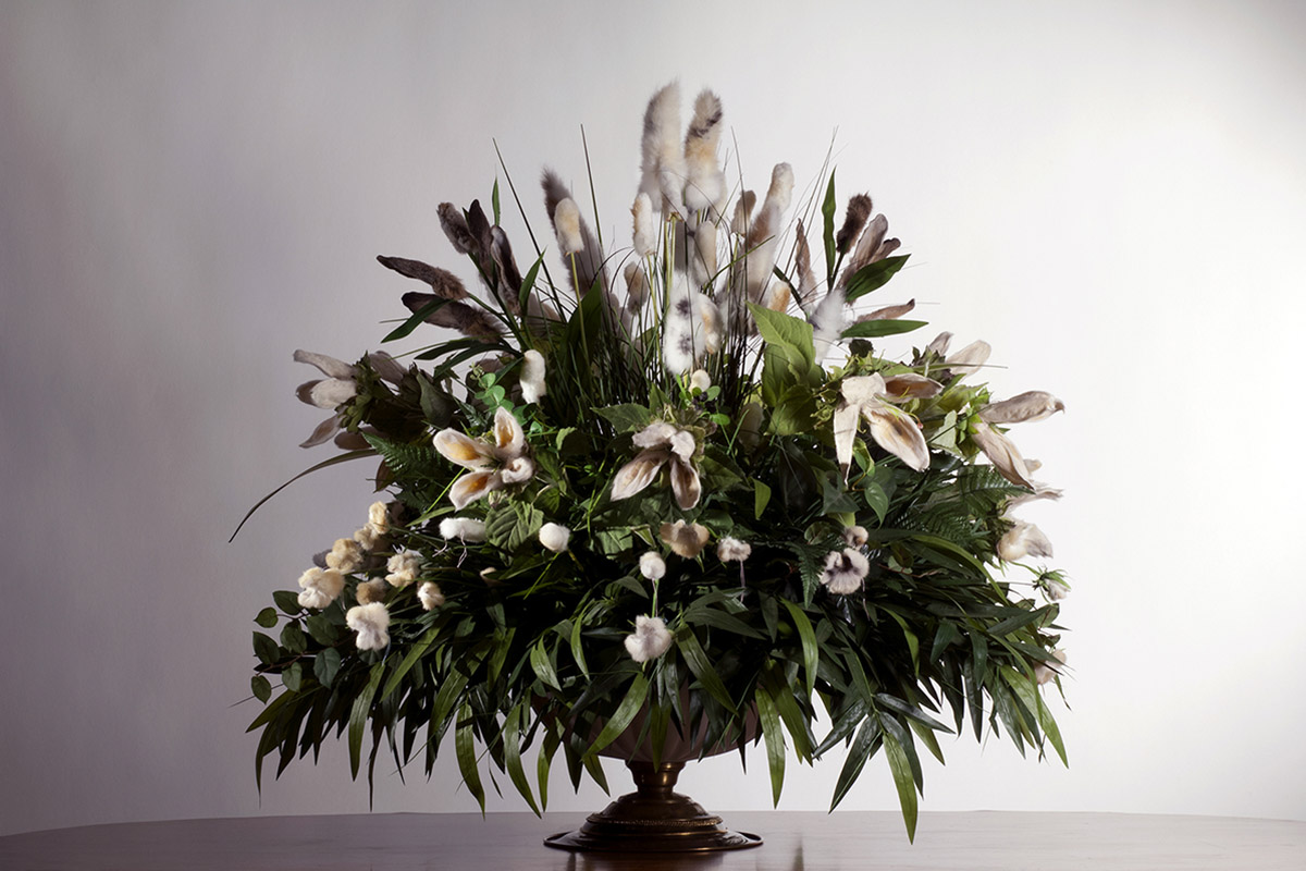 Chiara Lecca (Modigliana, 1977) - "Golden Still Life", 2016 - Tassidermia, PVC, sterco, vetro, metallo - Courtesy l’artista e Galleria Fumagalli Milano