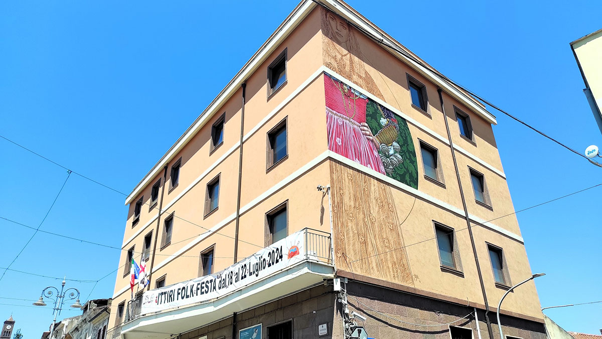 Il gigantesco murale di Mauro Patta sul municipio di Ittiri