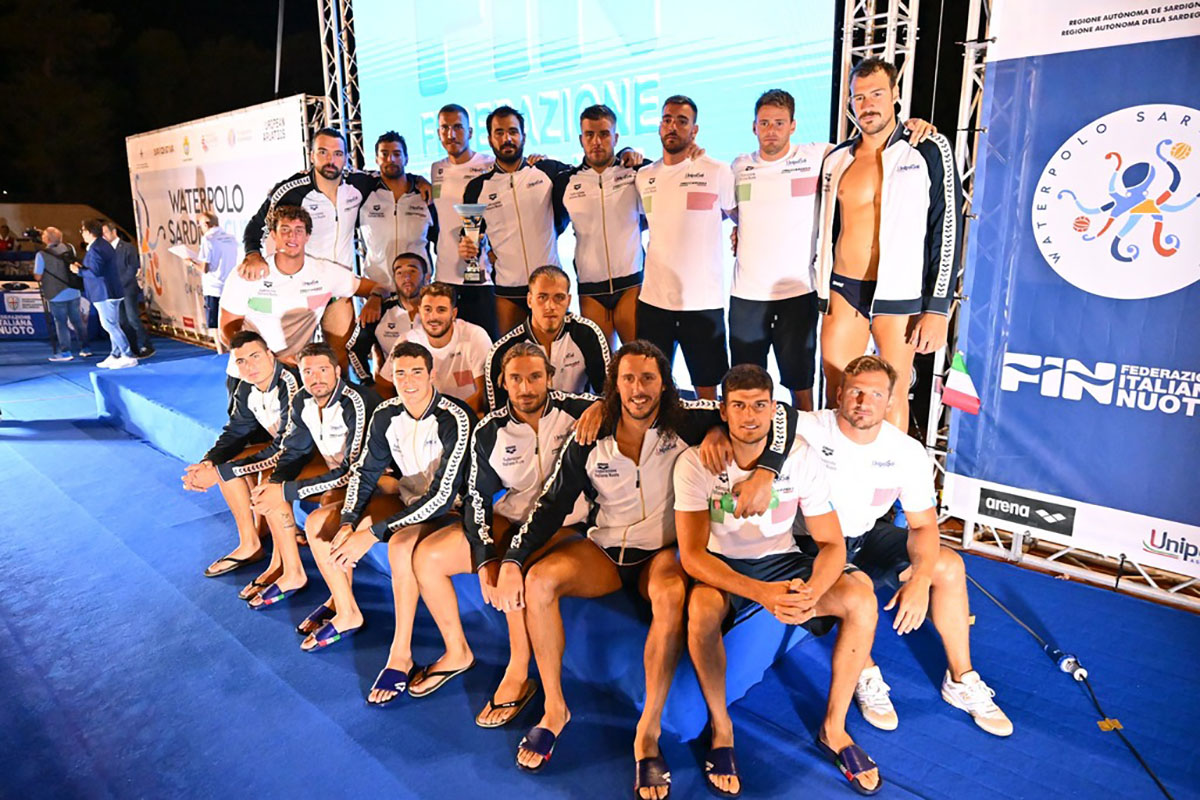 La Nazionale Italiana in posa per la premiazione alla Waterpolo Sardinia Cup 2024. ? Andrea Chiaramida