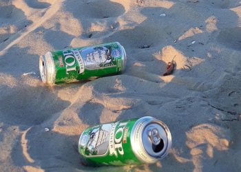 Lattine abbandonate in spiaggia