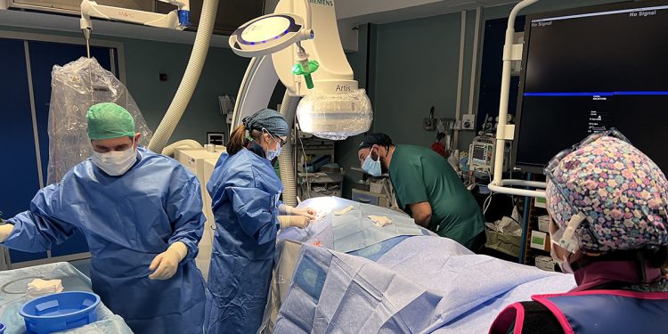 Oristano, l'intervento di valvuloplastica aortica in Emodinamica