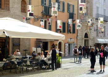 Piazza Civica nel centro storico di Alghero. ? Depositphotos