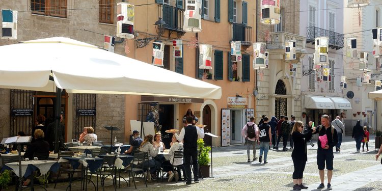 Piazza Civica nel centro storico di Alghero. ? Depositphotos