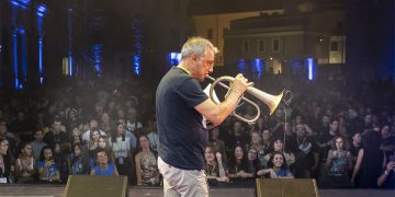 Paolo Fresu sul palco di Piazza del Popolo a Berchidda. ©Paolo Soriani