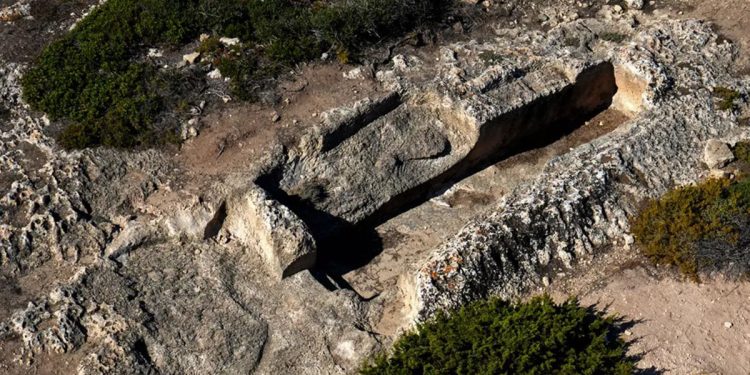 La tomba dei giganti di Su Cuccuru Mannu a Riola Sardo (OR). ? Francesco Cubeddu | Nurnet.net
