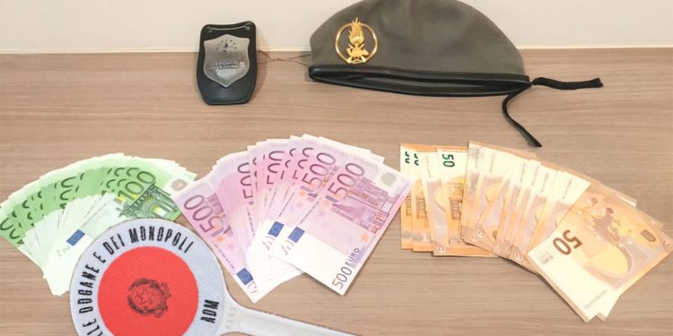 Contanti sequestrati all'aeroporto di Olbia