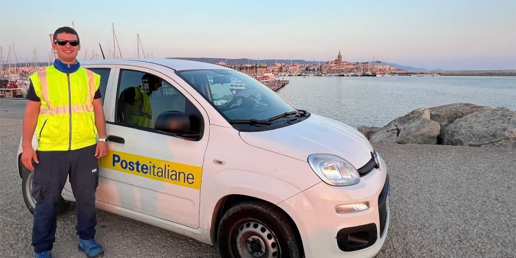 Il più giovane portalettere della Sardegna Luca Meloni davanti ai panorami di Alghero