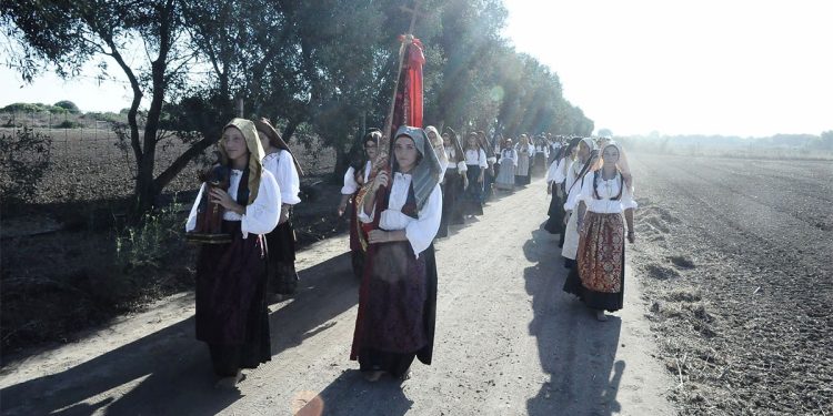 Le donne scalze di Cabras danno il via alla Festa di San Salvatore