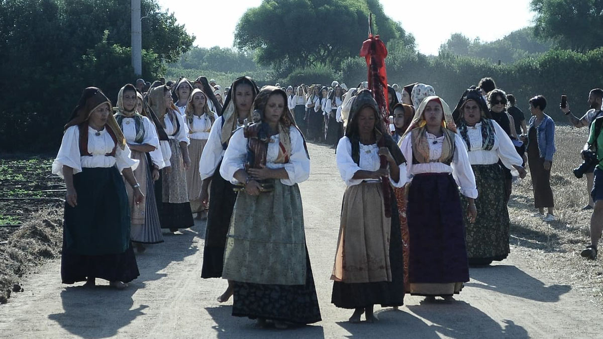 Le donne scalze di Cabras danno il via alla Festa di San Salvatore