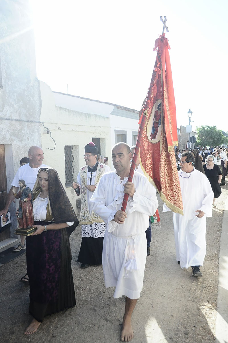 Le donne scalze di Cabras danno il via alla Festa di San Salvatore