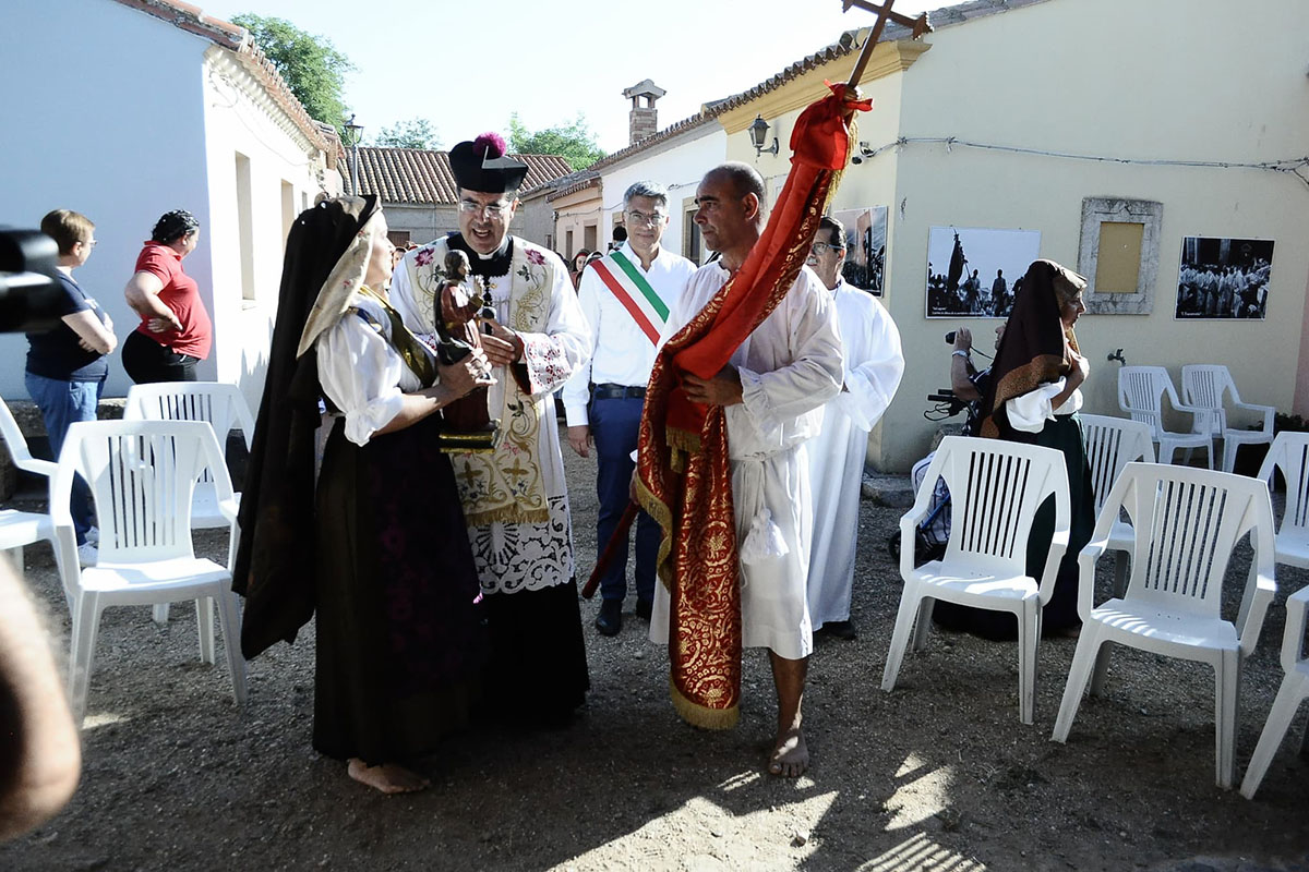 Le donne scalze di Cabras danno il via alla Festa di San Salvatore